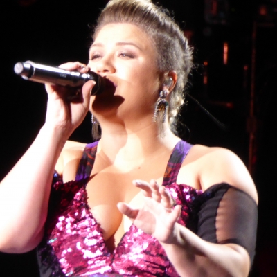Kelly Clarkson singing Blank Space by Taylor Swift in Toronto